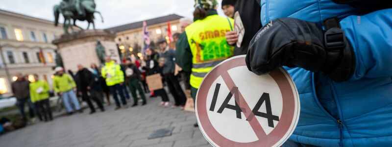 In München gab es am Tag vor der Stadtratssitzung Widerstand gegen künftige IAA. - Foto: Lukas Barth/dpa