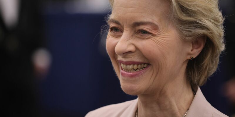 Von der Leyen hat gut lachen: Ihre Kommission wurde bestätigt. - Foto: Philipp von Ditfurth/dpa