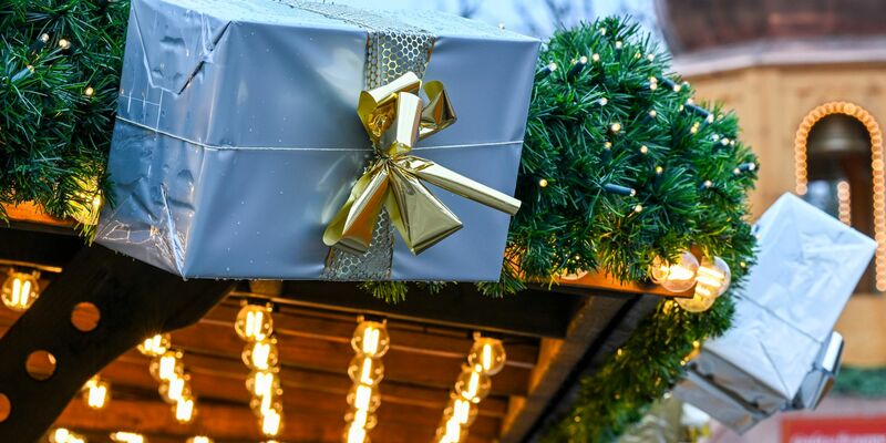Viele Menschen in Deutschland setzen in diesem Jahr auf Secondhand-Geschenke. (Archivbild) - Foto: Jens Kalaene/dpa