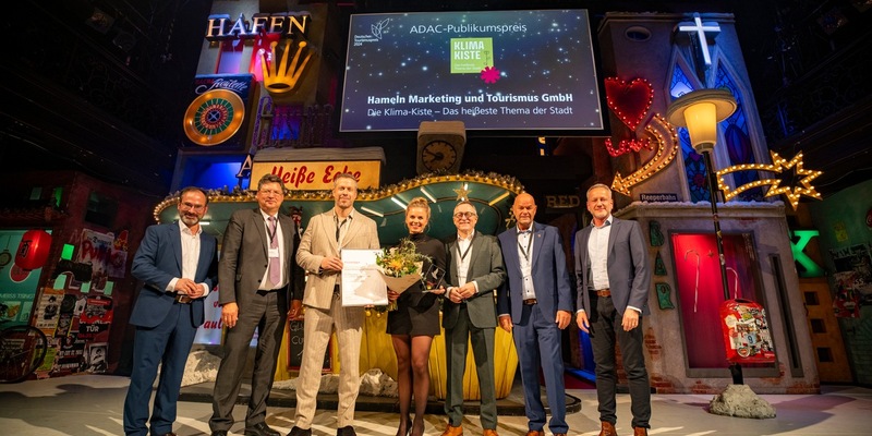 Klima-Kiste gewinnt ADAC Publikumspreis / Deutscher Tourismuspreis in Hamburg verliehen / Platz 1 geht an Urlaub. Ganz ohne eigenes Auto. SMILE24 - Mobil in der Region an Schlei und Ostsee - Foto: presseportal.de