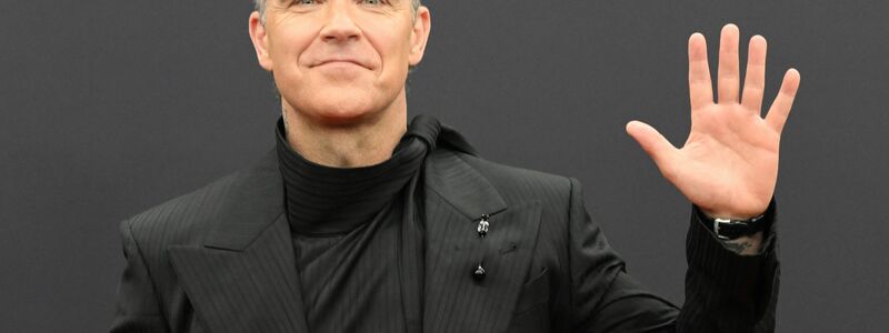 Robbie Williams hat als neuer Musikbotschafter der Fifa eine neue Hymne für den Weltfußballverband komponiert. (Archivfoto) - Foto: Felix Hörhager/dpa