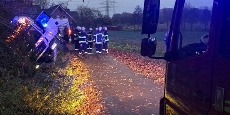 FW-WRN: TH_PERSON_KLEMMT - LKW, 2 Personen im Fahrzeug, im Graben - Foto: presseportal.de