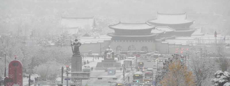 Der größte November-Schneefall seit Beginn der Wetteraufzeichnung vor mehr als 100 Jahren hat die südkoreanische Innenstadt in Weiß gehüllt. - Foto: Ahn Young-joon/AP/dpa