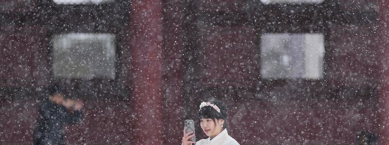 Laut Angaben des Wetterdienstes sind in der Metropole mit Stand von Mittwochnachmittag 16 Zentimeter Neuschnee gefallen. - Foto: Lee Jin-man/AP/dpa