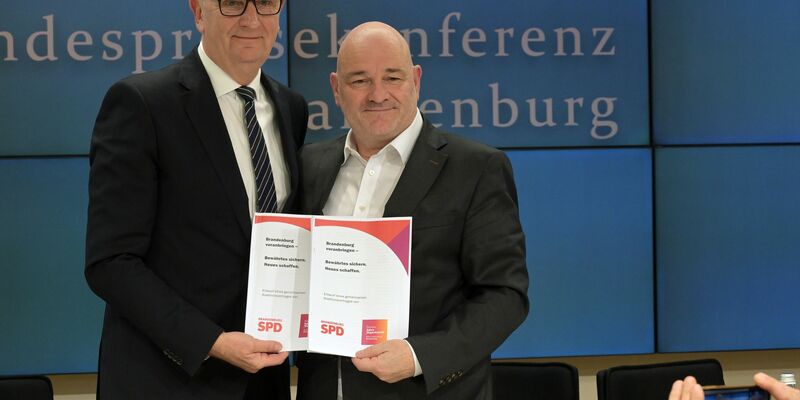 Nach Wochenlangen Verhandlungen stellen Brandenburgs Ministerpräsident Dietmar Woidke (SPD) (links) und BSW-Landeschef Robert Crumbach die Ziele einer gemeinsamen Regierung vor.  - Foto: Michael Bahlo/dpa