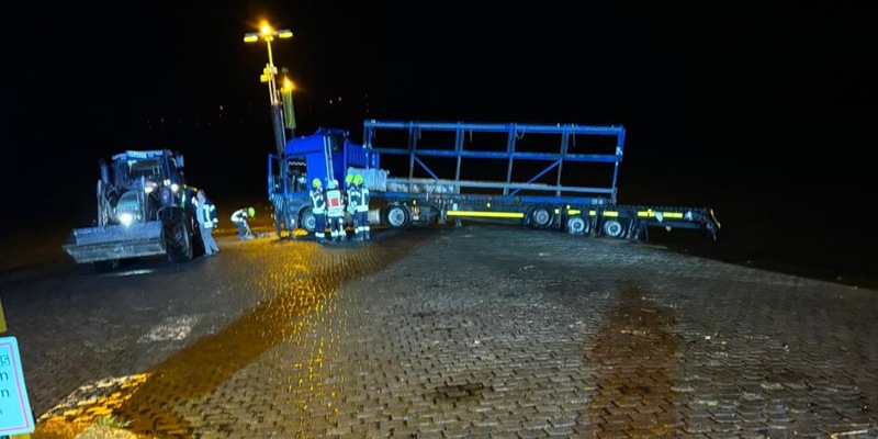 POL-CUX: LKW Fahrer rangiert beim Fähranleger Sandstedt und gerät über die Anlegerkante - Feuerwehrmann kann mit seinem Traktor den LKW vor auflaufender Flut in Sicherheit bringen - keine Schäden - Foto: presseportal.de