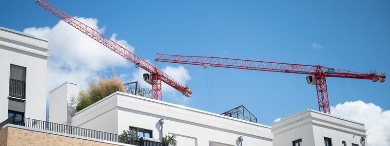 Banken vergeben wieder mehr Immobilienkredite an Verbraucher (Archivbild). - Foto: Sebastian Gollnow/dpa