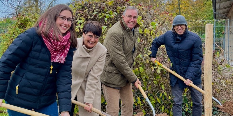 Ein Zukunftsbaum für Landau: MdEP Christine Schneider pflanzt Rot-Eiche im Savoyenpark in Landau - Foto: presseportal.de