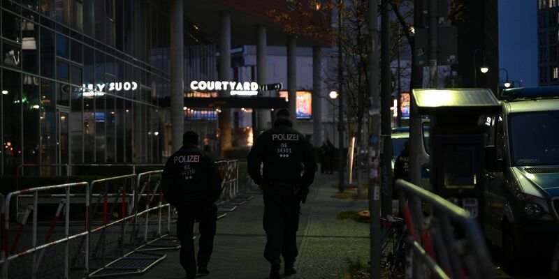 Auch das Hotel, in dem die Mannschaft aus Tel Aviv in Berlin wohnt, steht unter besonderem Schutz.  - Foto: Leonie Asendorpf/dpa