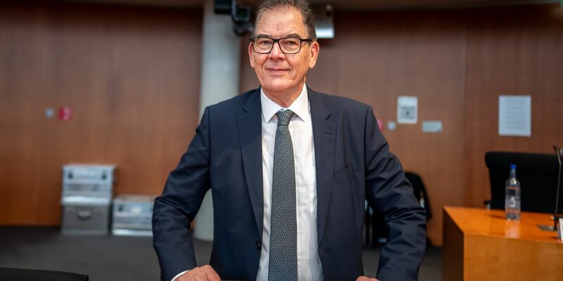 Gab es beim chaotischen Abzug Deutschlands aus Afghanistan 2021 eine falsche Gefährdungseinschätzung? Nein, sagt der frühere Entwicklungsminister Müller. - Foto: Michael Kappeler/dpa