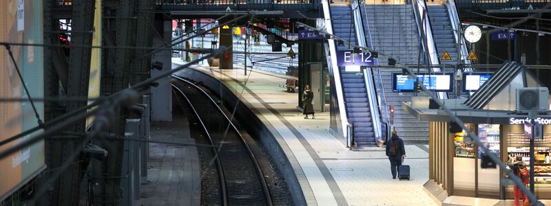 Verspätungen, Zugausfälle - im Bahnverkehr im Norden gibt es etliche Schwierigkeiten.  - Foto: Bodo Marks/dpa