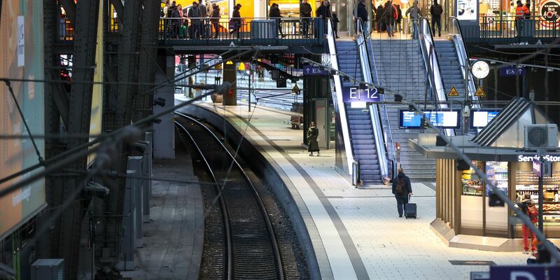 Die Deutsche Bahn will besser über Störungen informieren. (Archivbild) - Foto: Bodo Marks/dpa