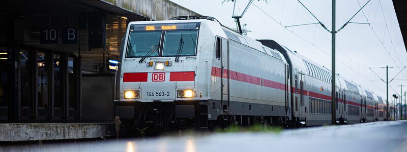 Wegen umgestürzter Bäume gibt es etliche Probleme auf den Schienen. - Foto: Moritz Frankenberg/dpa