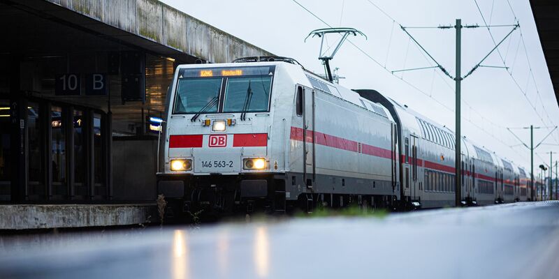 Ein Sturmtief macht dem Bahnverkehr zu schaffen, viele Züge verspäten sich. - Foto: Moritz Frankenberg/dpa