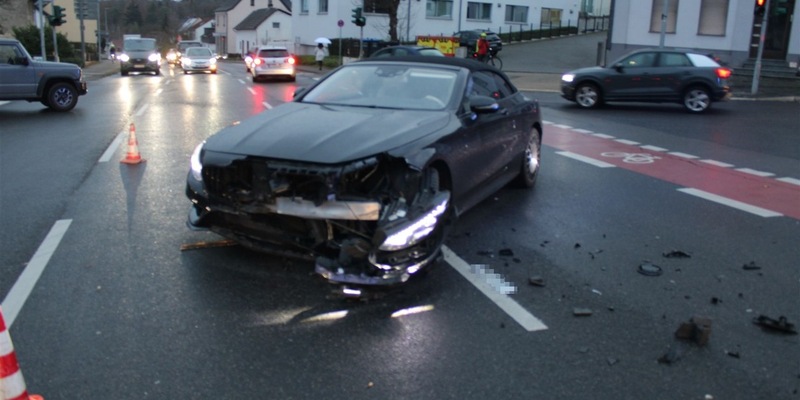 POL-RBK: Bergisch Gladbach - Zwei Verletzte bei Verkehrsunfall mit drei Fahrzeugen - Foto: presseportal.de