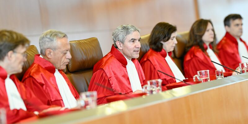 Der Erste Senat nahm die Strompreisbremse unter die Lupe. - Foto: Uwe Anspach/dpa