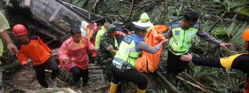 Erdrutsche hatten zahlreiche Menschen verschüttet. - Foto: Binsar Bakkara/AP/dpa