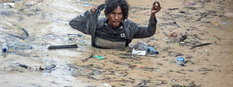 Das Ausmaß der Schäden ist noch unklar. - Foto: Binsar Bakkara/AP/dpa