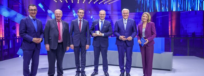 Den Zukunftspreis erhielten Hermann Oppermann, Norwin von Malm und Stefan Grötsch (2., 3. und 4. v.l.). - Foto: Bildschön/Deutscher Zukunftspreis/dpa