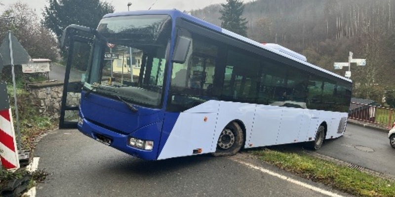 POL-PDMT: Laurenburg. Bus verursacht Schaden und fährt sich fest - Foto: presseportal.de