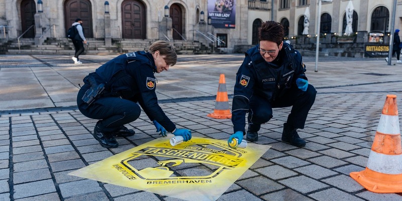 POL-Bremerhaven: Prävention von Taschendiebstählen: Besondere Sprüh-Aktion der Polizei auf dem Weihnachtsmarkt - Foto: presseportal.de