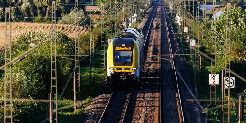 Wegen einer beschädigten Oberleitung war die Rheintalbahnstrecke gesperrt (Symbolbild) - Foto: Philipp von Ditfurth/dpa