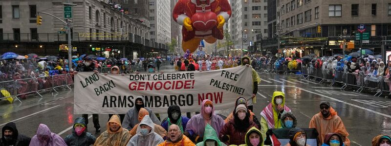 Propalästinensische Demonstranten nutzen die populäre Parade - Foto: Julia Demaree Nikhinson/AP