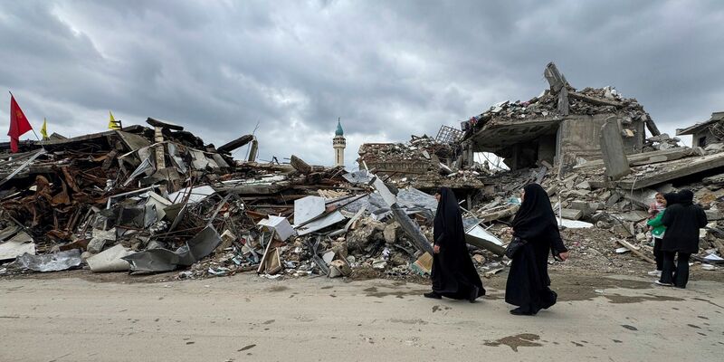 Nach Inkrafttreten der Waffenruhe bleibt Skepsis, ob die Vereinbarung hält. - Foto: Bassam Hatoum/AP/dpa
