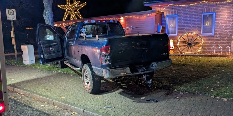 FFW Schiffdorf: Pkw prallt gegen parkendes Fahrzeug - Foto: presseportal.de