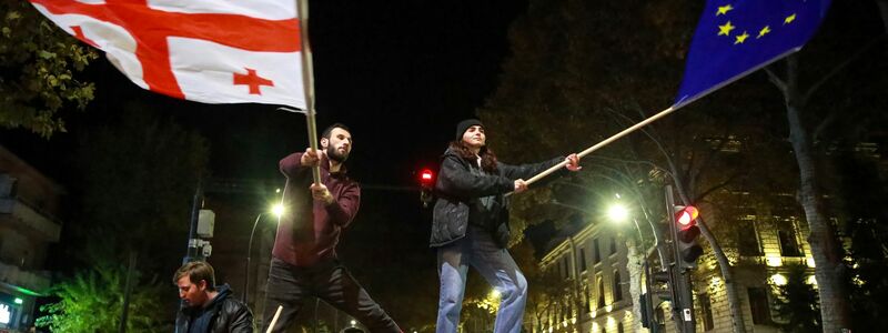 Die Demonstranten in Tiflis hoffen auf eine Annäherung an Europa. (Archivbild) - Foto: Zurab Tsertsvadze/AP/dpa