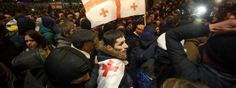 Die Demonstranten in Tiflis hoffen auf eine Annäherung an Europa. - Foto: Zurab Tsertsvadze/AP