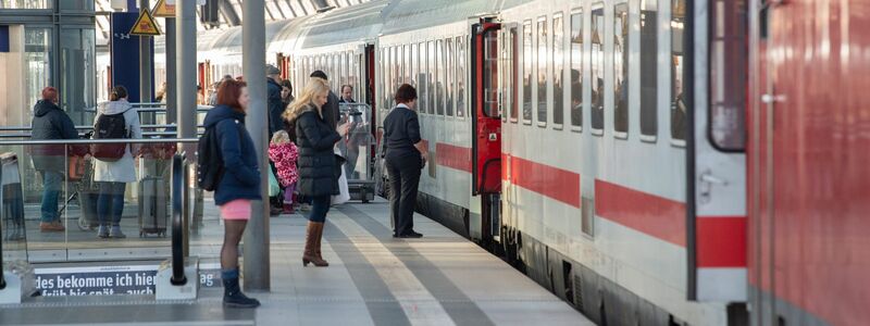 Bahnfahrer können sich voraussichtlich über eine wieder freie Strecke freuen. (Archivbild)  - Foto: Paul Zinken/dpa