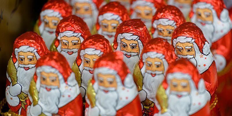 Schoko-Weihnachtsmänner sind in diesem Jahr vielfach deutlich teurer als 2023. - Foto: Henning Kaiser/dpa
