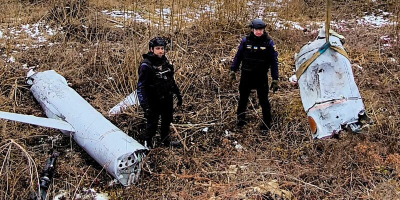 Trümmer eines russischen Marschflugkörpers, der über Kiew abgeschossen wurde. - Foto: Uncredited/Ukrainian Emergency Service/AP/dpa