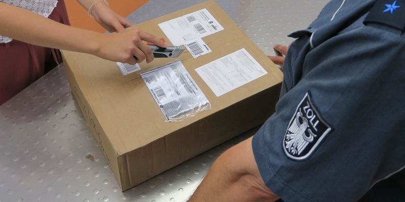 HZA-N: Nicht nur zur Weihnachtszeit: Wie das Paket durch den Zoll kommt - Foto: Zoll, presseportal.de