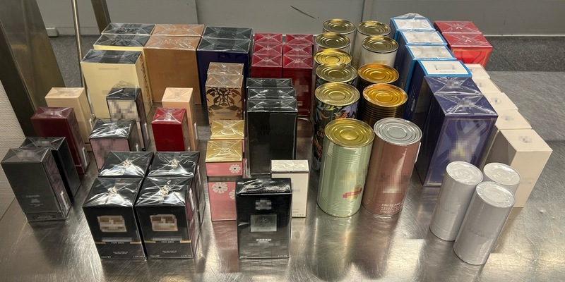 HZA-D: Zoll hat den richtigen Riecher bei Parfumschmuggel / Düsseldorfer Zoll findet am Flughafen 61 Stück mutmaßlich gefälschte Parfums bei Reisendem und leitet Strafverfahren ein - Foto: presseportal.de