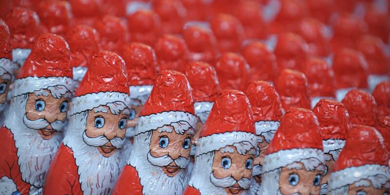 Schoko-Weihnachtsmänner sind beliebt - sowohl bei Kindern als auch bei Erwachsenen. - Foto: Oliver Mehlis/dpa-Zentralbild/dpa