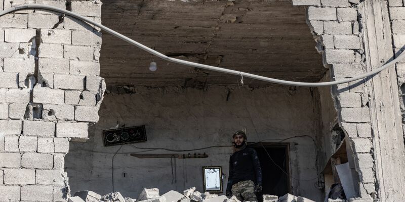 Ein Mann steht nach einem Luftangriff auf die Stadt Atarib in der Umgebung von Aleppo in einem zerstörten Gebäude. (Archivbild) - Foto: Anas Alkharboutli/dpa