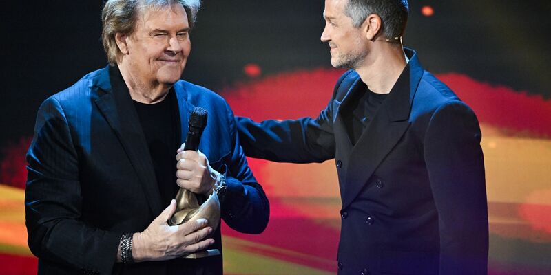 Sänger Howard Carpendale (links) und sein Sohn Wayne - hier im Oktober 2023 bei der Verleihung des Medienpreises «Goldene Henne». (Archivbild) - Foto: Hendrik Schmidt/dpa