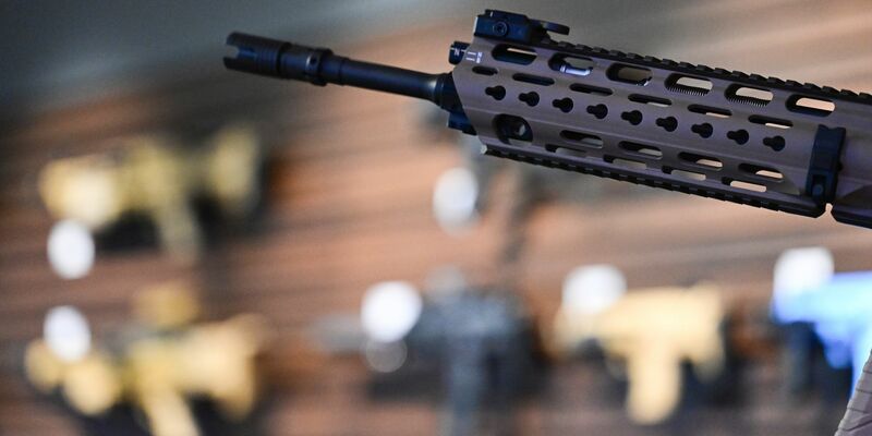 Durch die Zunahme der russischen Bedrohung mit der Krim-Annexion 2014 und dem Beginn des Ukraine-Kriegs 2022 ist die Nachfrage nach Handfeuerwaffen gestiegen. (Archivbild) - Foto: Bernd Weißbrod/dpa