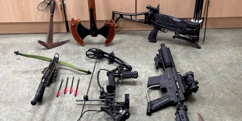 POL-KS: Durchsuchung im Rauschgiftverfahren: OE City findet über ein Kilo Drogen, Armbrüste und Waffen: Tatverdächtiger in U-Haft - Foto: presseportal.de