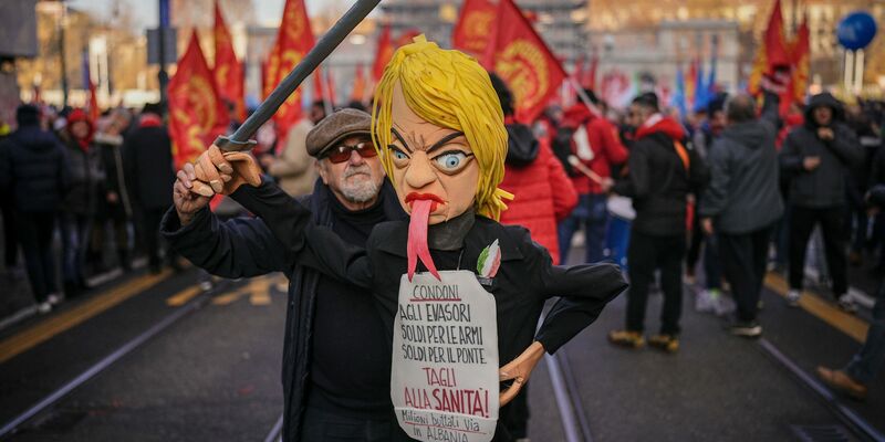 Zehntausende gehen gegen Italiens Rechtsregierung auf die Straße. - Foto: Marco Alpozzi/LaPresse/AP/dpa