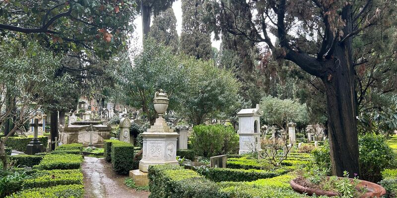 Wegen des Diebstahls von mehr als 350 Bilder verstorbener Frauen auf Friedhöfen muss ein Italiener ins Gefängnis. (Foto: Archiv) - Foto: Christoph Sator/dpa