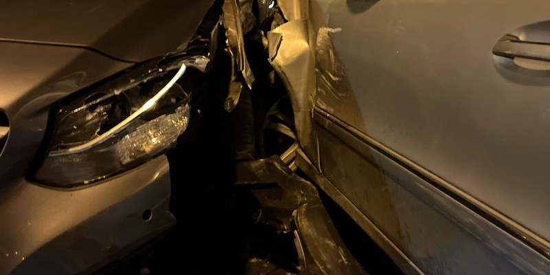 POL-DU: Duissern: Alkoholisierter Autofahrer hinterlässt Trümmerfeld - Foto: presseportal.de