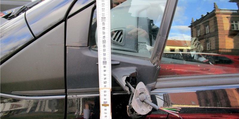 POL-PPWP: Spiegel zerfetzt und Auto gestreift - Foto: presseportal.de