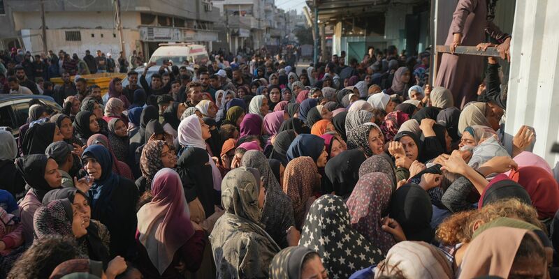 Einwohner warten vor einer Bäckerei, um Brot zu erhalten. (Archivbild) - Foto: Abdel Kareem Hana/AP