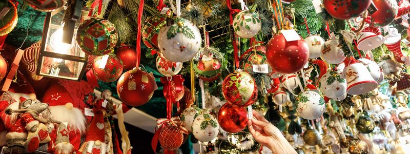 Auch Weihnachtsschmuck gibt es auf dem Christkindlesmarkt zu kaufen. - Foto: Daniel Karmann/dpa