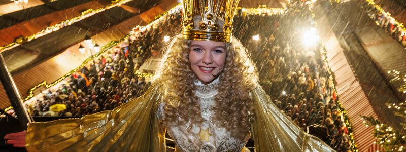 Das Nürnberger Christkind, Nelli Lunkenheimer, auf der Kirchenempore. (Archivbild) - Foto: Daniel Karmann/dpa