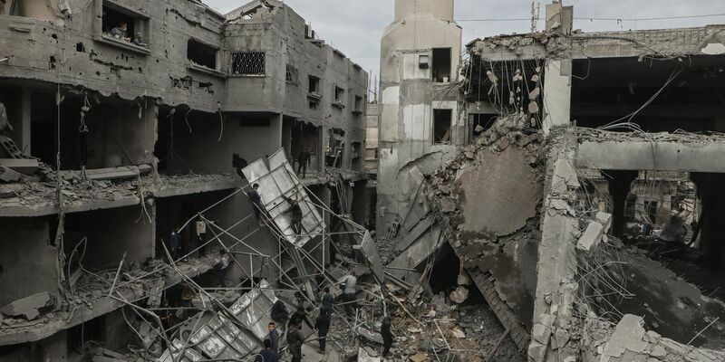 Nach unbestätigten palästinensischen Angaben starben bei israelischen Angriffen im Gazastreifen seit der Nacht zu Freitag mindestens 120 Menschen. - Foto: Omar Ashtawy  Apaimages/APA Images via ZUMA Press Wire/dpa