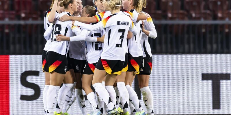 Doppelpack im DFB-Dress: Frankfurts Laura Freigang (r.) - Foto: Michael Buholzer/KEYSTONE/dpa